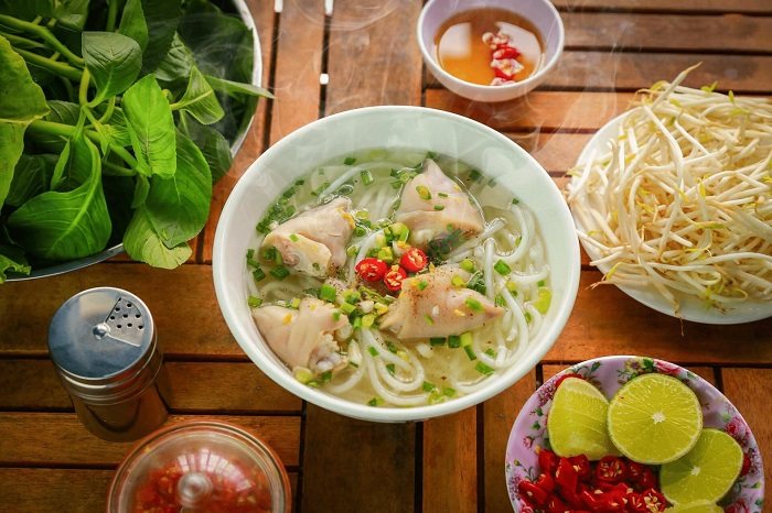 Bánh canh Trảng Bàng đặc sản — tô bánh canh với rau sống và chanh ớt