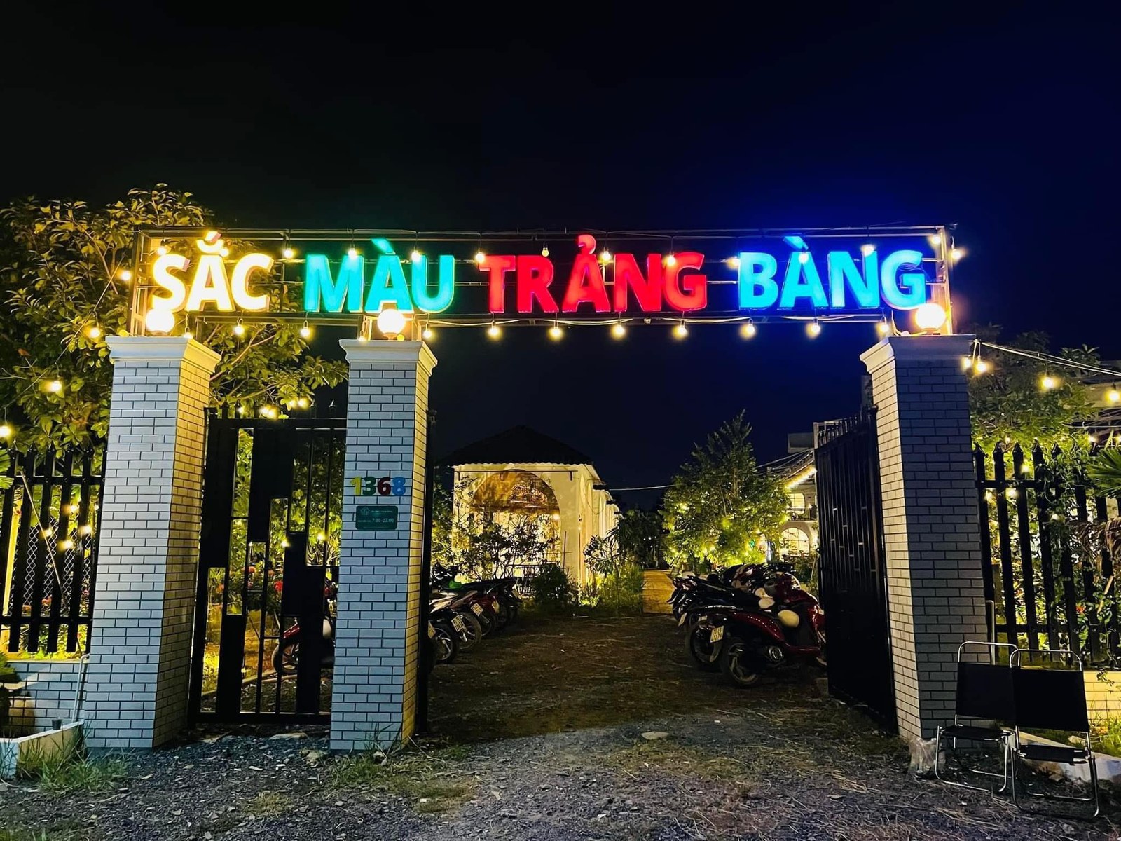 Cổng nhà hàng Sắc Màu Trảng Bàng với biển LED đa sắc
